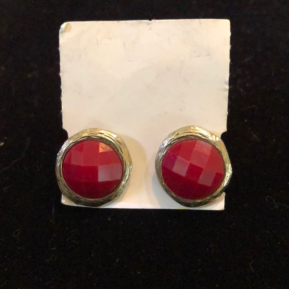 Gold-tone hammered surround faceted wine red acrylic stud earrings & backs